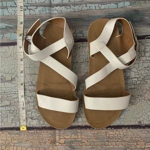 Beautiful sandals for a little girl. Gently used in excellent condition. Size 2.